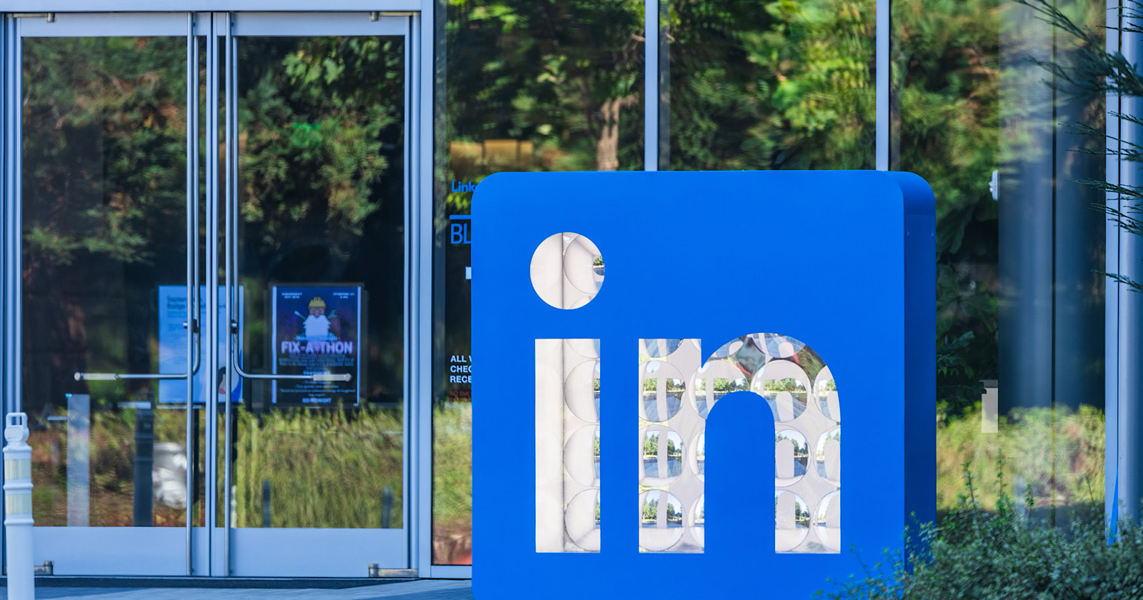 LinkedIn Launches Free AI Certification Courses